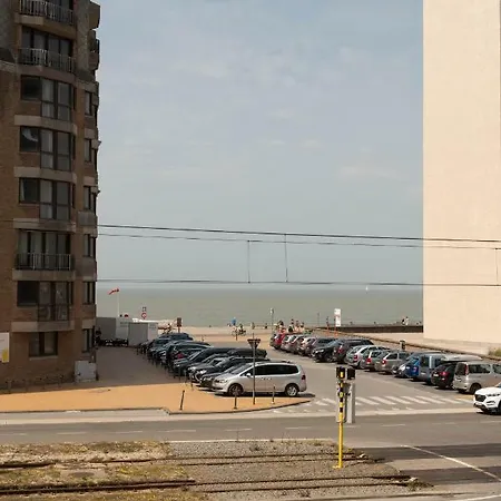 Between Waves * Oostende