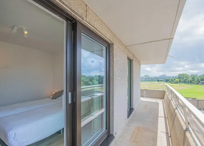 Between Waves * Oostende